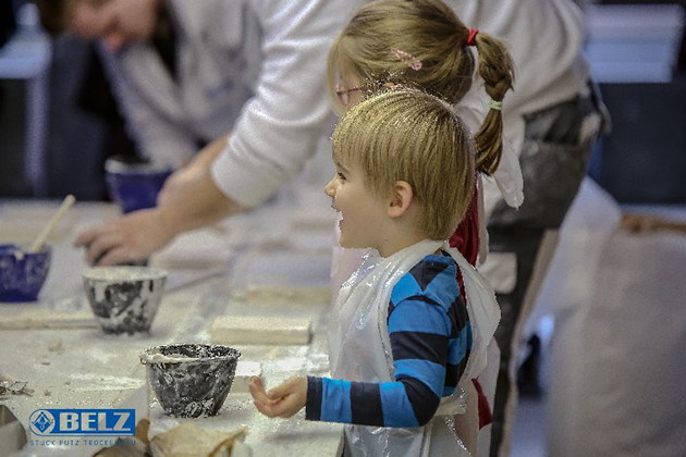 Kinder bei der Arbeit mit Gips